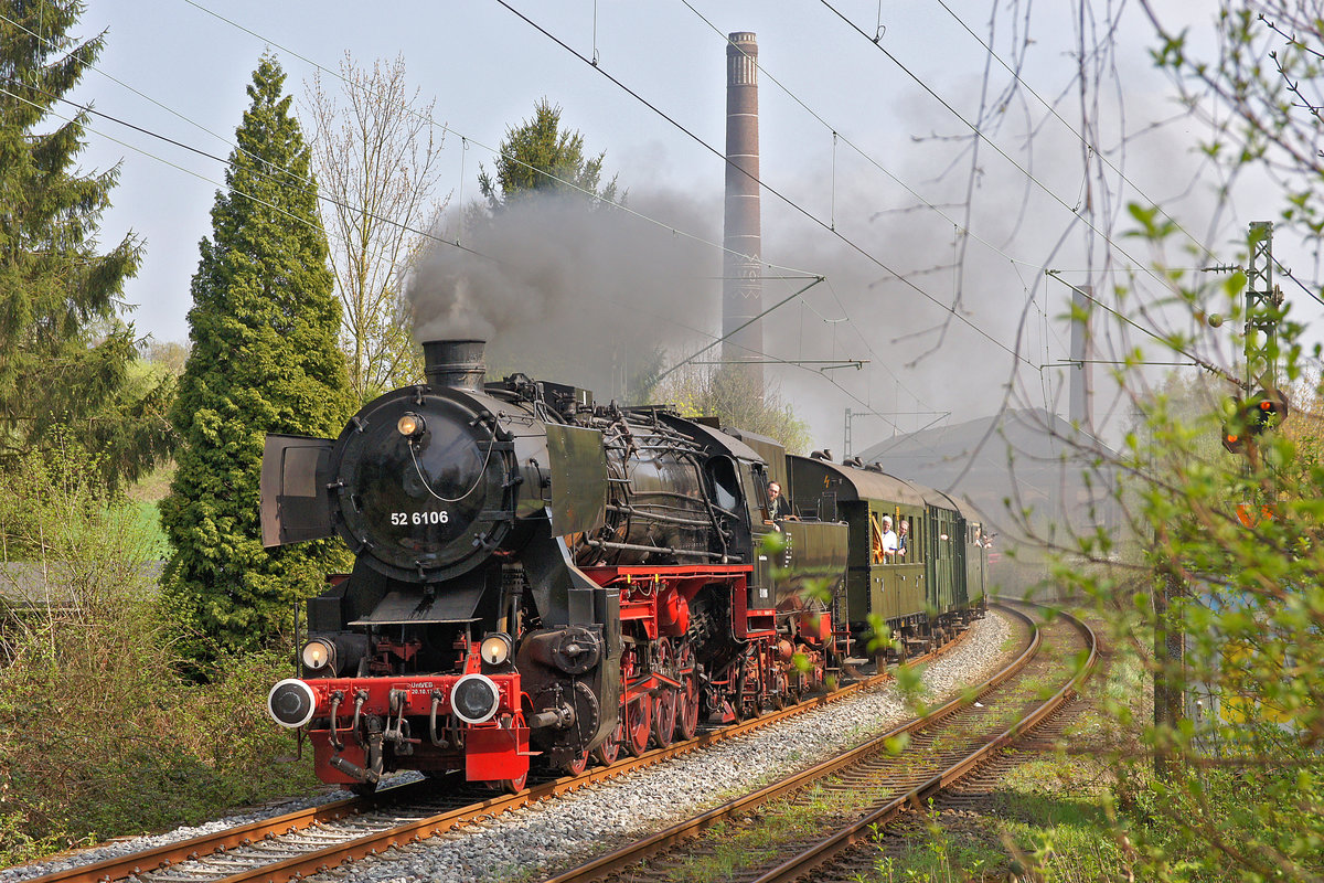 Dampflok 52 6106 mit dem Pendelzug aus Bochum-Dahlhausen
am 14.04.2018 in Essen-Horst.
