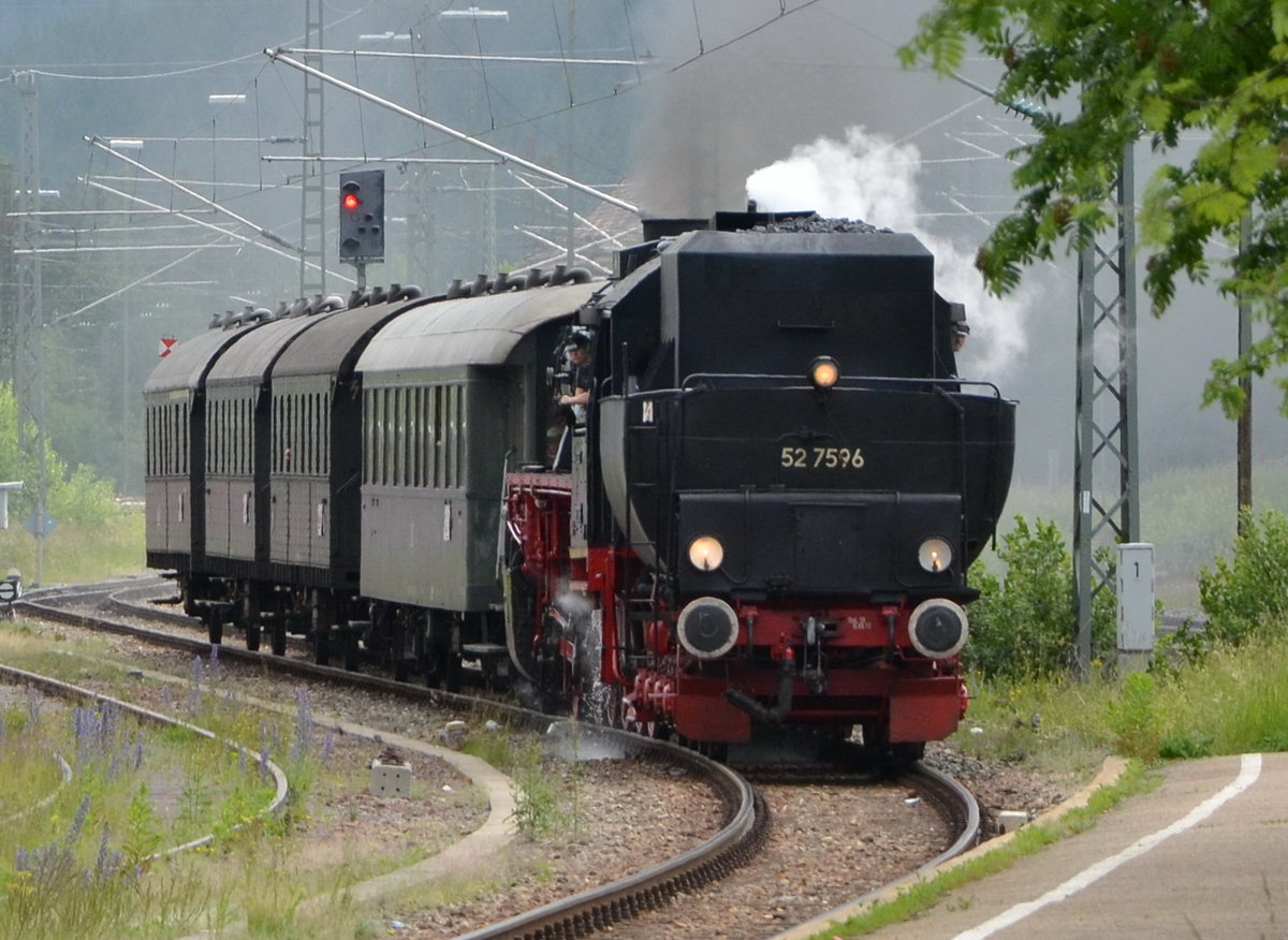 Dampflok  52 7596, mit Waggon,  Ansicht vom Tender aus fährt gerade  im  Bahnhof  Titisee-Neustadt  ein. Daten: Gewicht  Lok .u. Tender 130 t, Wasser 30 m³, Kohle 10 t. Am 18.06.2017