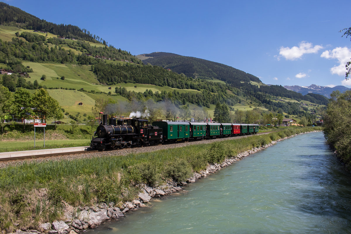 Dampflok 73 019 der Pinzgauer Lokalbahn fährt mit einem Personenzug in den Haltepunkt Wenns ein, aufgenommen am 27. Mai 2017.