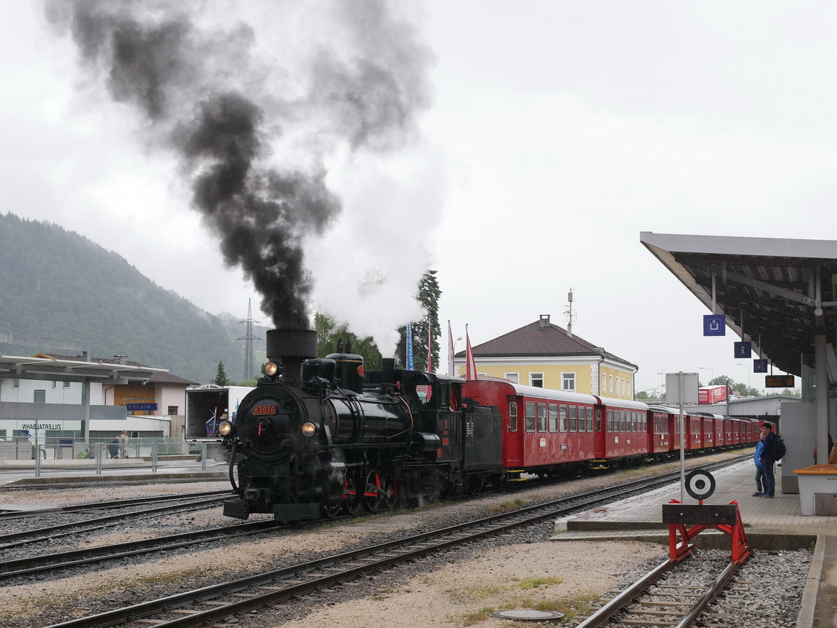 Dampflok 83-076 mit dem Zug D211 der Zillertalbahn nach Mayrhofen kurz vor Ausfahrt aus Jenbach; 13.06.2018
