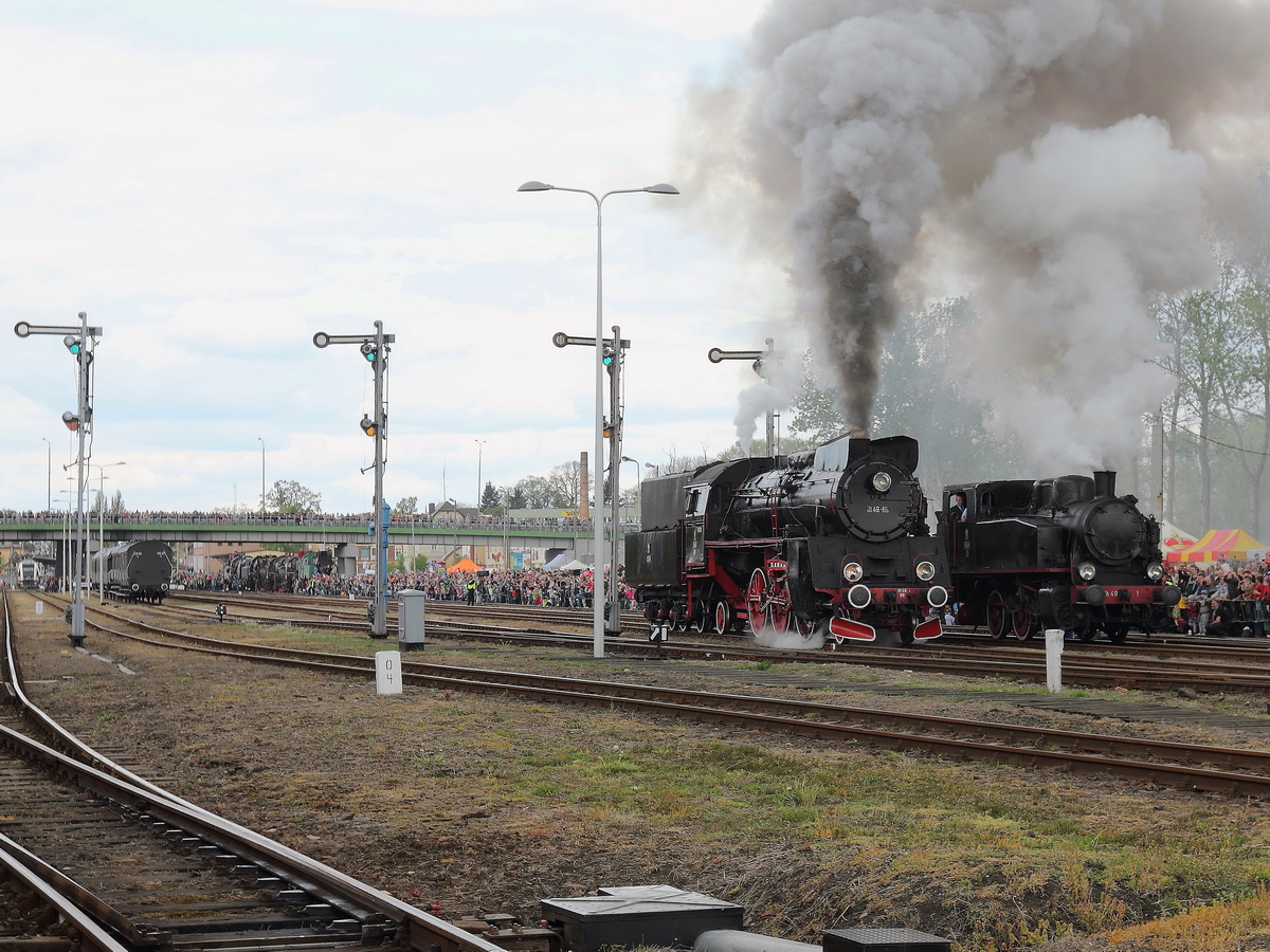 Dampflokparade in Wolsztyn, Ol49 69 und TKh49 1 eröffnen die Parade am 02. Mai 2015 