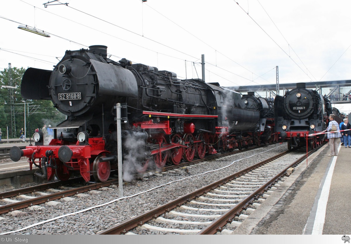 Dampfloktreffen zu den Märklintagen 2015 in Göppingen. Auf Gleis eins und zwei konnten mehrere schwarze Schönheiten bestaunt werden. Auf dem Bild sind im Vordergrund die Maschinen 52 8168-6 (links) und 01 2066-7 (rechts) des Bayerischen Eisenbahnmuseums zu sehen. Aufgenommen am 19. September 2015.
