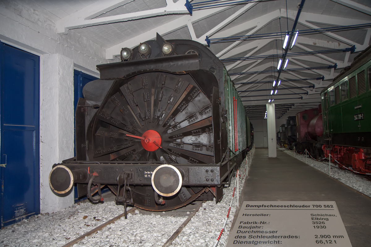 Dampfschneeschleuder 700 582, ausgestellt im Eisenbahn- und Technikmuseum Prora (Infotafel eingefügt). - 10.07.2013 