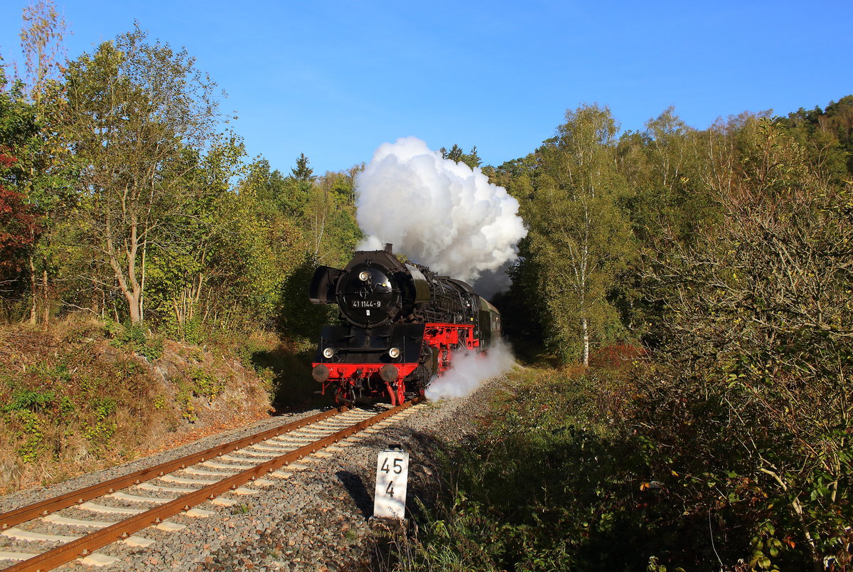 Dampfsonderzug   Elstertalexpress von Gera nach Cheb am 29.10.2018 am Lochbauertunnel nahe Plauen. Zugroß die 41 1144. 