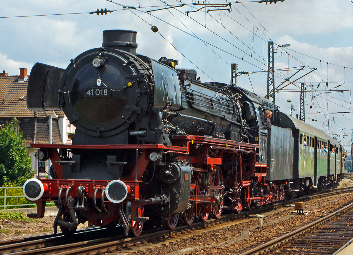 
Dampfspektakel 2014 - Die schnelle Güterzug-Einheitsdampflokomotivene 41 018 der Dampflok-Gesellschaft München e.V., ex DB 042 018-2, ex DB 41 018, ex DR 41 018, fährt am 31.05.2014 mit einem planmäßigen Personenzug in den Hauptbahnhof Neustadt a d. Weinstraße ein. Diese Dampfzüge konnten mit einem normalen Nahverkehrsticket genutzt werden.

Weiteres Bild und Daten zur Lok: http://hellertal.startbilder.de/bild/deutschland~dampfloks~br-41-db-041-db-042/360129/dampfspektakel-2014---die-schnelle-g252terzug-einheitsdampflokomotivene.html
