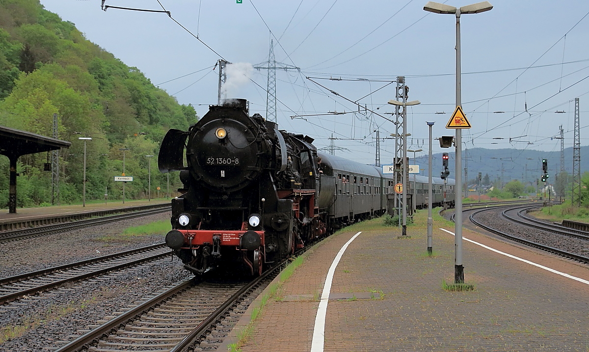 Dampfspektakel Trier: Auf dem Rückweg von Wellen nach Trier kommt 52 1360-8 mit dem DPE 61969 am 28.04.2018 im Bahnhof Karthaus an