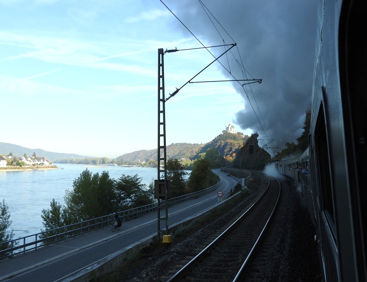 DAMPFWOLKEN ÜBER DEM MITTELRHEINTAL BEI BRAUBACH
Eh schon eine der schönsten Eisenbahnstrecken Deutschlands für Bahnfans,die
RHEINSCHIENE...wenn dann noch ein Dampfsonderzug der EISENBAHN-NOSTALGIEFAHRTEN
BEBRA mit Dampflok 001 150-2 und dem Sonderzug auf BRAUBACH mit der MARKSBURG
zufährt,hier am 6.10.2018,einfach ein Traum...