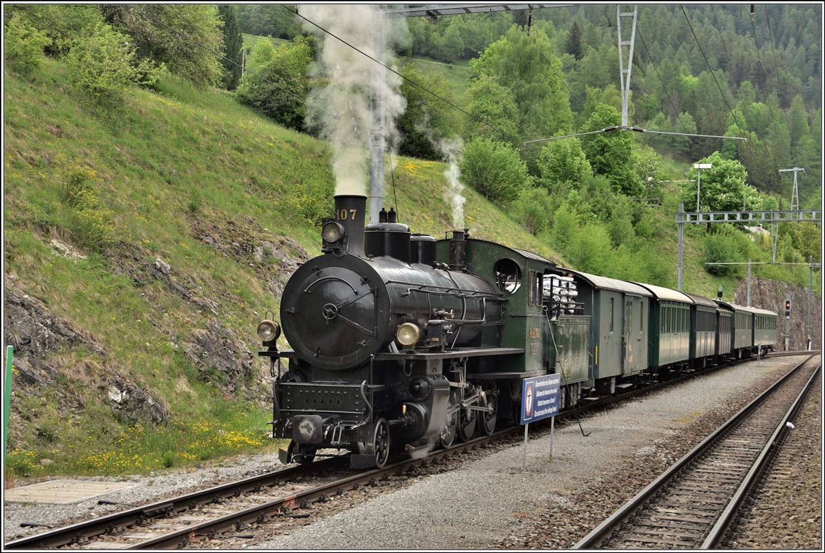 Dampfzug 2838 in der langen Pause in Filisur. G 4/5 107  Albula , B2245. B2246, C2012,B2138, A1102 und D4052. Wegen des Richtungswechsels stehen die Wagen in umgekehrter Reihenfolge.(13.05.2018)