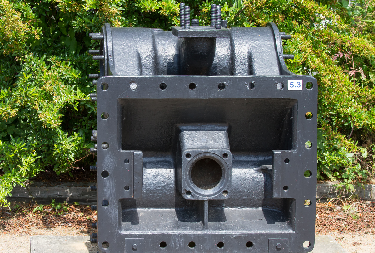 Dampfzylinder der Lok 99 323 (lt. Info-Tafel) auf dem Molli Museumsgelände in Kühlungsborn-West. - Juli 2015