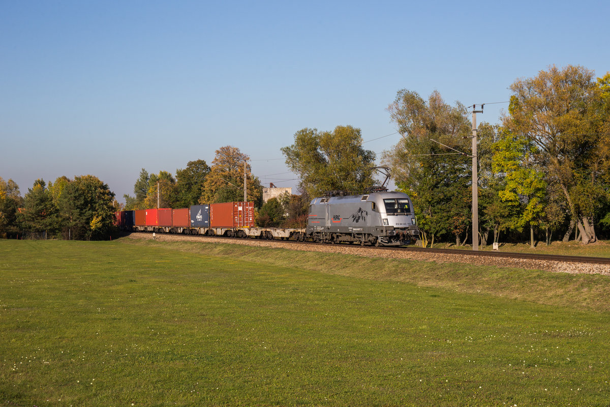 Dank eines Kreuzungshaltes in Traismauer konnte ich die 182 602  HUPAC , im Einsatz für die WLC, ein zweites mal bei Herzogenburg aufnehmen. (16.10.2017)