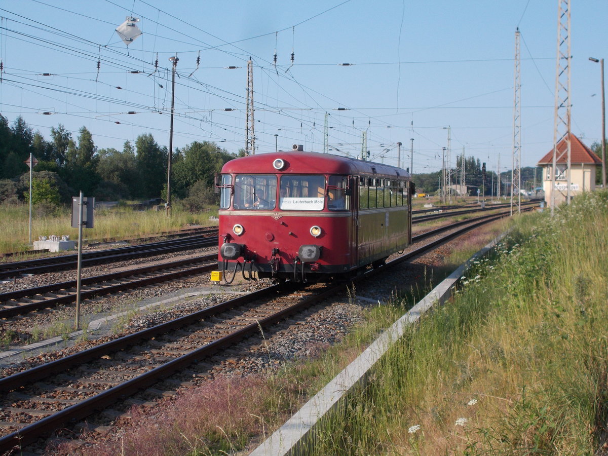 Dank Stundentakt,auf der Strecke 198,ist der NESA 796 625 mehrmals in Bergen/Rügen anzutreffen.Hier erwischte ich den Uerdinger bei der Ausfahrt nach Lauterbach Mole,am 02.Juni 2018,aus Bergen/Rügen.