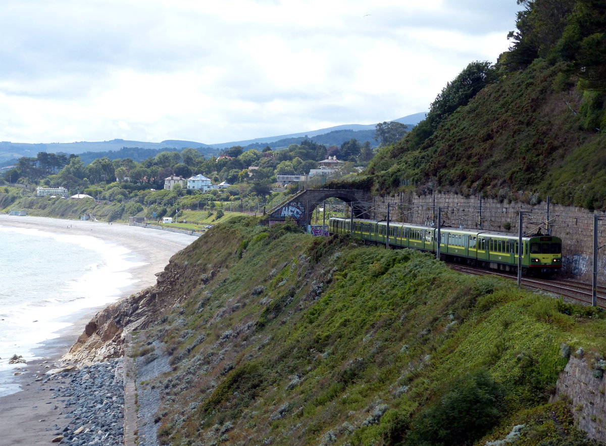 DART in Dublin und Umgebung - viele Strecken dieses S-Bahn-ähnlichen Systems führen an der Küste entlang. Wenige Minuten liegen so zwischen hektischer Großstadt und malerischen Landschaften. Zug 8128 am 2.8.2017 zwischen Killiney and Dalkey.