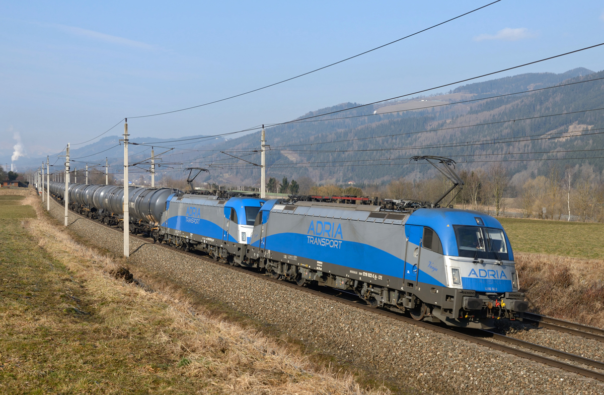 Das  Adria Transport  Tandem 1216 922 und 1216 920 waren am frühen Morgen des 14. März mit Zug 48268 von Tarvisio Boscoverde nach Hegyeshalom unterwegs, und wurde von mir in Foirach bei Niklasdorf fotografiert. 
