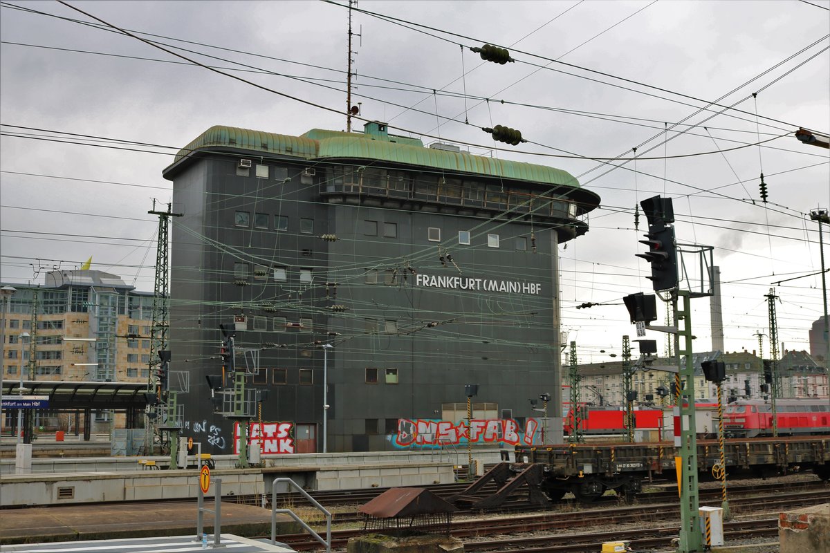Das alte Stellwerk 1 in Frankfurt am Main Hbf am 13.01.18 vom Bahnsteig aus fotografiert