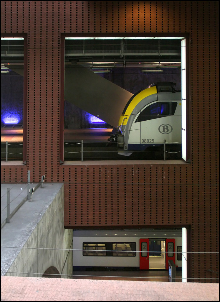Das Antwerpener Zügeregal -

Die -1 und die -2 Bahnsteigebenen im Bahnhof Antwerpen Centraal.

21.06.2016 (M)