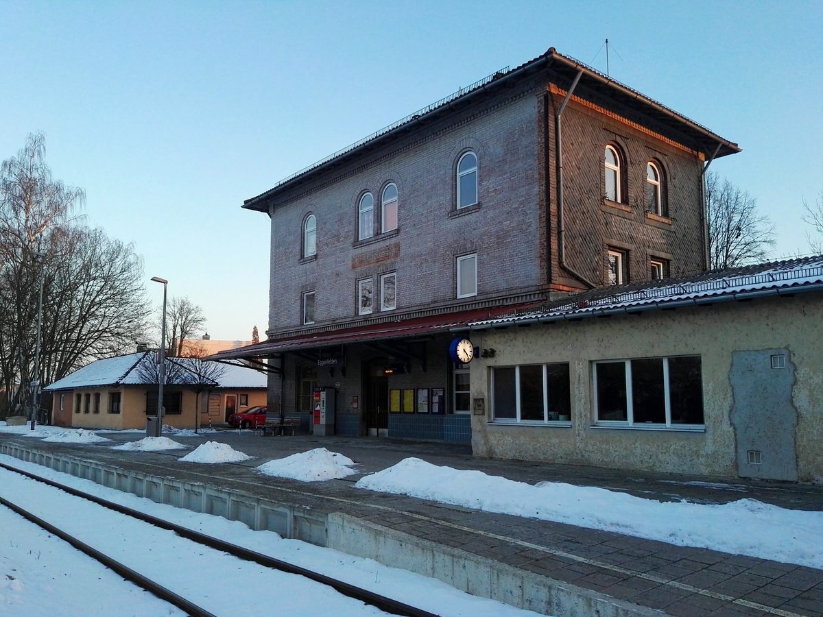 Das Bahnhofsgebäude von Eggenfelden vom Bahnsteig aus. 19.01.2017