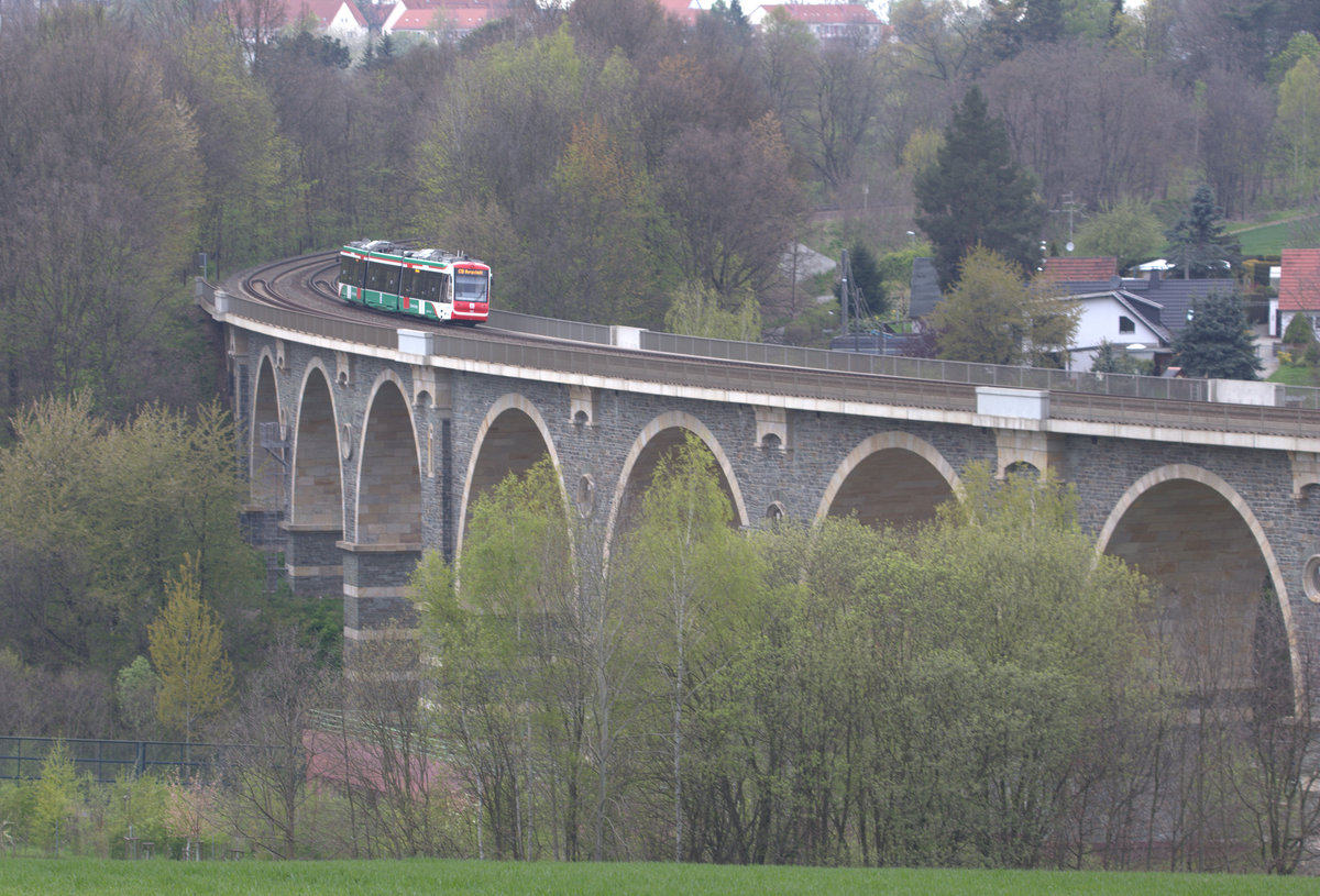 Das Bahrebachviadukt in Chemnitz, ein Zug der City-Bahn Richtung Burgstädt passiert
gerade.26.04.2017  18:23 Uhr.