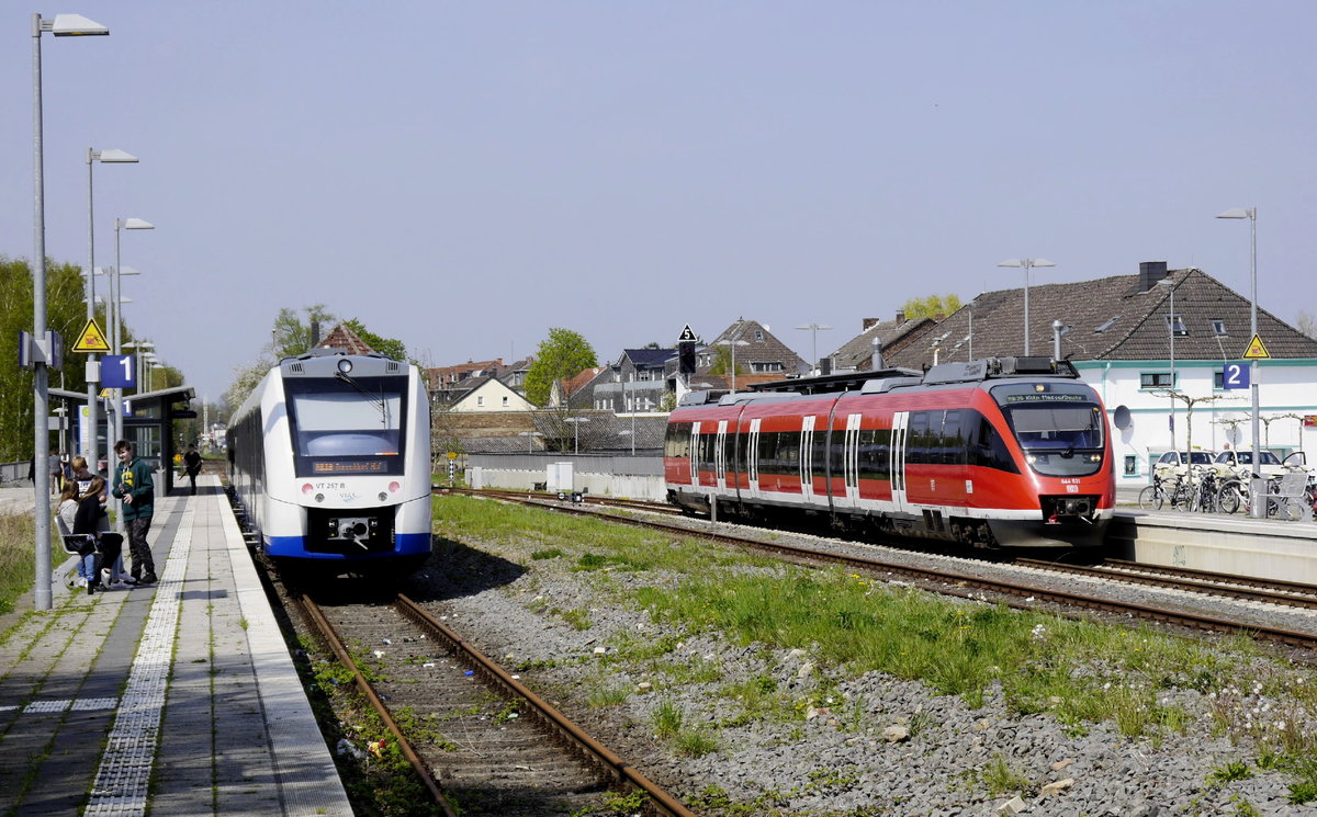 Das Bild vom 17.4.18 zeigt die äußerst unbefriedigende Umsteigesituation in Bedburg an der ehemals durchgehenden RB 38. Bei einer planmäßigen Übergangszeit von nur 4 Minuten müssen umsteigende Fahrgäste die Unterführung benutzen, via Treppe oder Rampe. Eile ist also geboten. Gewartet wird offiziell nicht; man ist auf das Wohlwollen der Tf angewiesen. Dem sind aber durch die eingleisige Strecke und Systemanschlüsse z.B. in Horrem und Grevenbroich enge Grenzen gesetzt. Im Bild links: RB 39 von/nach Düsseldorf (VIAS LINT Nr. 257 und 251), rechts RB 38 von/nach Köln-Deutz (DB-Talent 644 031).