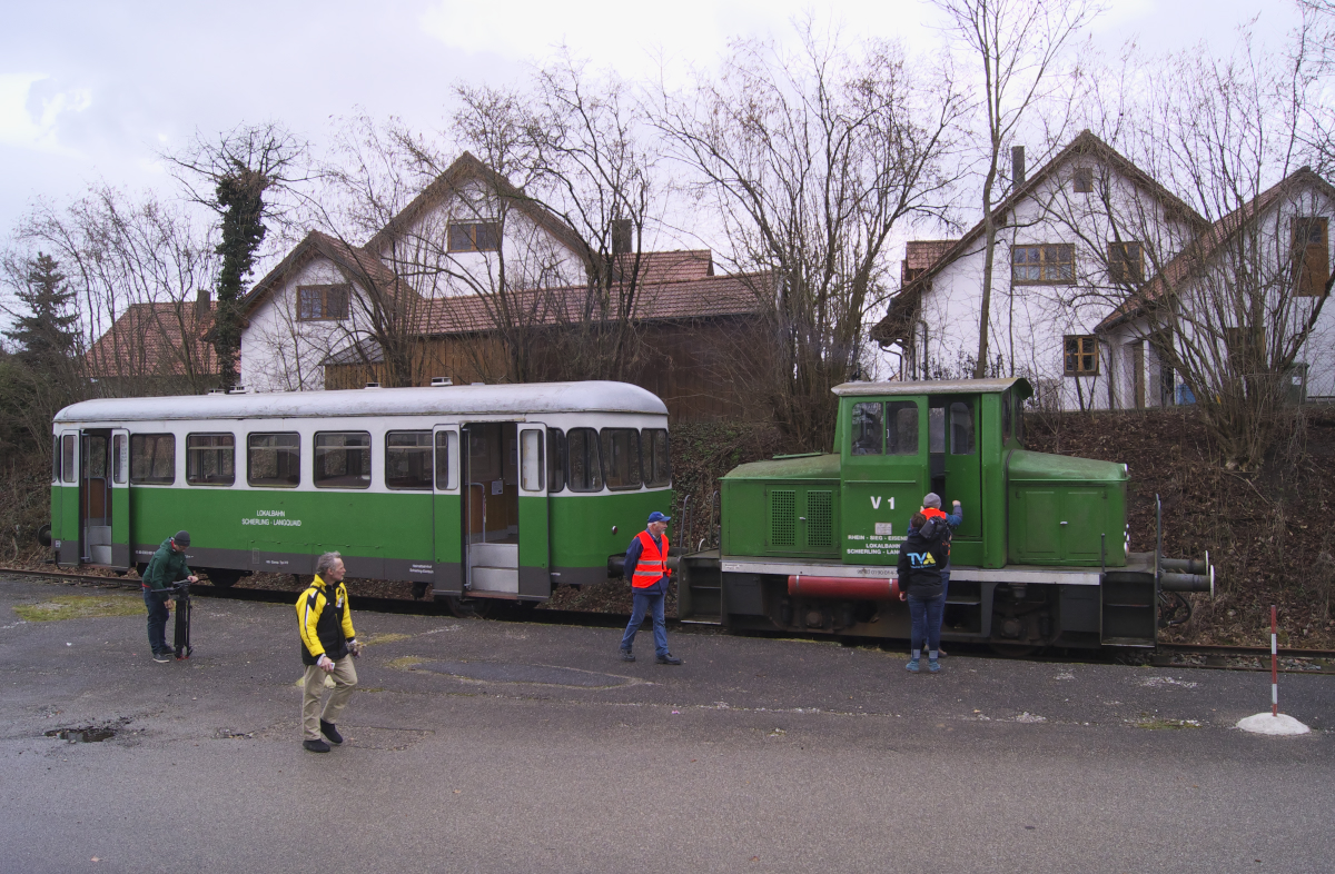 Das Bockerl brachte die Teilnehmer des 4. Bahnreaktivierungstreffens nach Schierling zum Mittagessen. Danach muss O&K V1 umsetzen.( 9880 0190 014-7 D - RSE) Lokalbahn Schierling-Lanquaid, Baujahr 1959. 18.03.2017