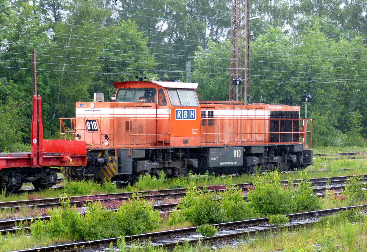  Das dreckige ausgeblichene Arbeitstier muß auch bei strömenden Regen malochen.  RBH 810 (275 810-6) am 23.05.2014 Gladbeck-West