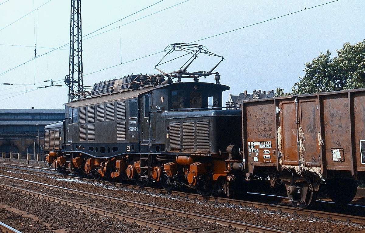 Das  Eisenschwein  254 058-1 (AEG 5337/1942) vom Bw Leipzig-Wahren durchfährt im August 1977 den Bahnhof Dresden Mitte
