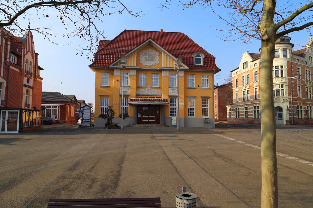 Das Empfangsgebäude des Bahnhofes Nordhausen-Nord, aufgenommen am 15.02.2015. (Bild 1)
