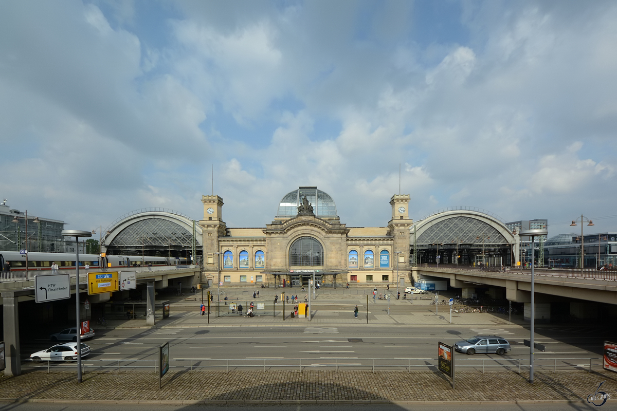 Das Empfangsgebäude des Dresdner Hauptbahnhofs im April 2014. 