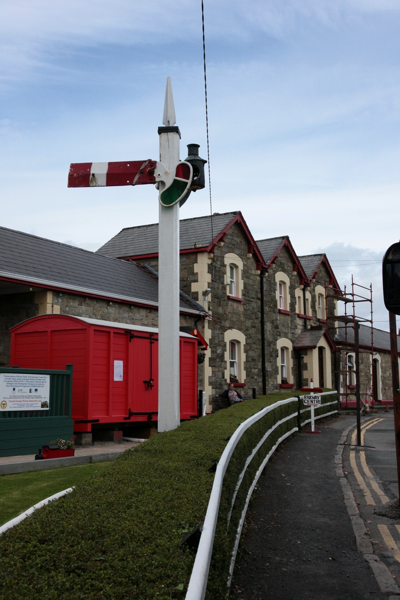 Das Empfangsgebäude der ehemaligen County Donegal Railways in Donegal Town dient heute als Museum des Donegal Railway Heritage Centre. 18.06.2016 