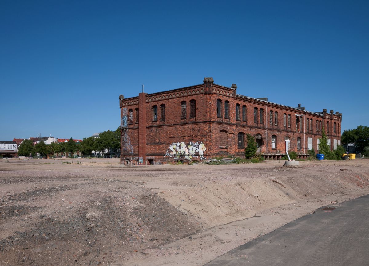 Das Ende des Fernbahnhofs Altona: nur eine Frage der Zeit. Er soll nach Norden verschoben und als Durchgangsbahnhof betrieben werden. Als ersten Schritt hat die Stadt Hamburg das Gelände des ehemaligen Güterbahnhofs an der Harkortstraße erworben. Relikte preußischer Eisenbahnarchitektur werden in das Konzept einer Wohnbebauung integriert. 9.8.2015