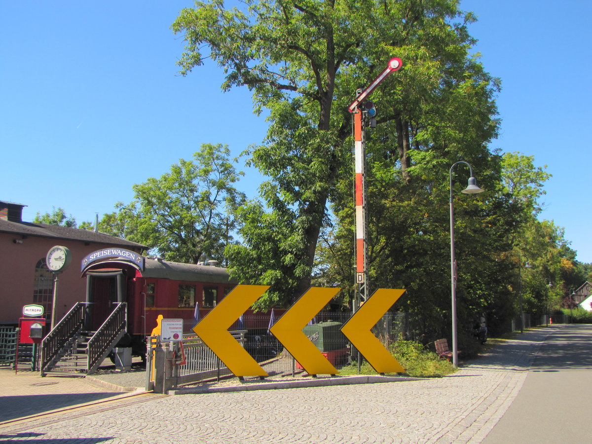 Das Flügelsignal am Eingang des Deutschen Dampflokomotiv-Museuma in Neuenmarkt-Wirsberg; 31.08.2016 