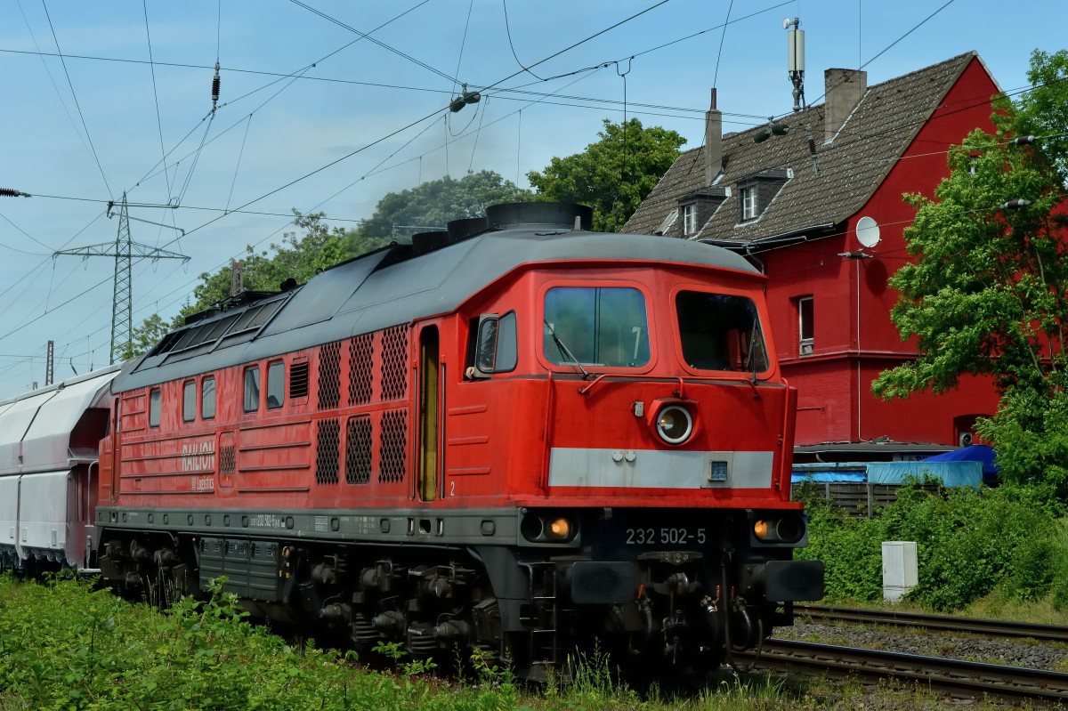 Das Gesicht in der Menge - 232 502-5 bei einer kurzen Pause in Ratingen-Lintorf am 20.05.2014 bevor es mit ihrem Kalkzug weiter auf die Angertalbahn geht.