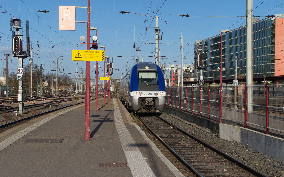 Das Gleis 30 des Bahnhofs von Strasbourg Ville ist ein Stumpfgleis. AGC X 76601/602 kommt aus Wissembourg. Nach 15 Minuten Wendezeit geht es wieder zurück und wir fahren mit. 15.11.2015 