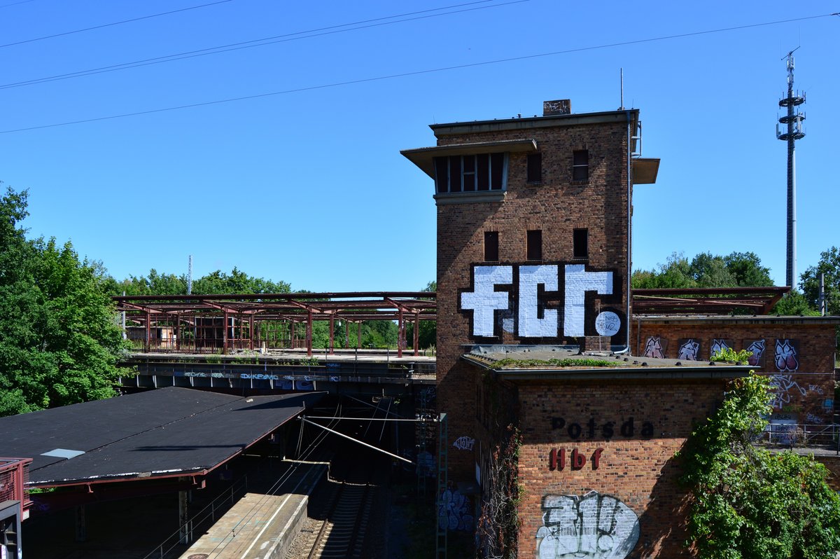 Das große Stellwerk sowie der Schriftzug Potsdam Hbf und die Skelette der ehemaligen oberen Bahnsteige erinnern an die Glanzzeiten des Potsdamer Hbf zu Zeiten der Berliner Mauer. Nach dem Fall der Mauer ging es immer weiter bergab mit dem Bahnhof. Heute hält hier nur noch die RB23 auf dem unteren Bahnsteig.

Potsdam Pirschheide 23.07.2018