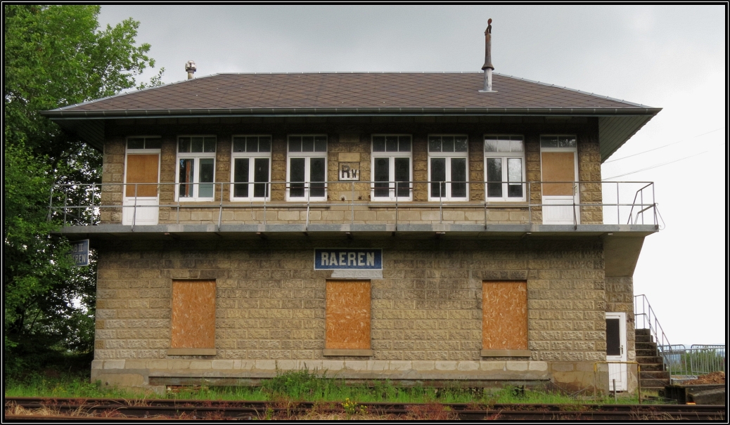 Das guterhaltene Stellwerk Raeren West an der Vennbahn im aktuellen Zustand.
Bildlich festgehalten am 23.Juni 2015 in Raeren/Belgien.