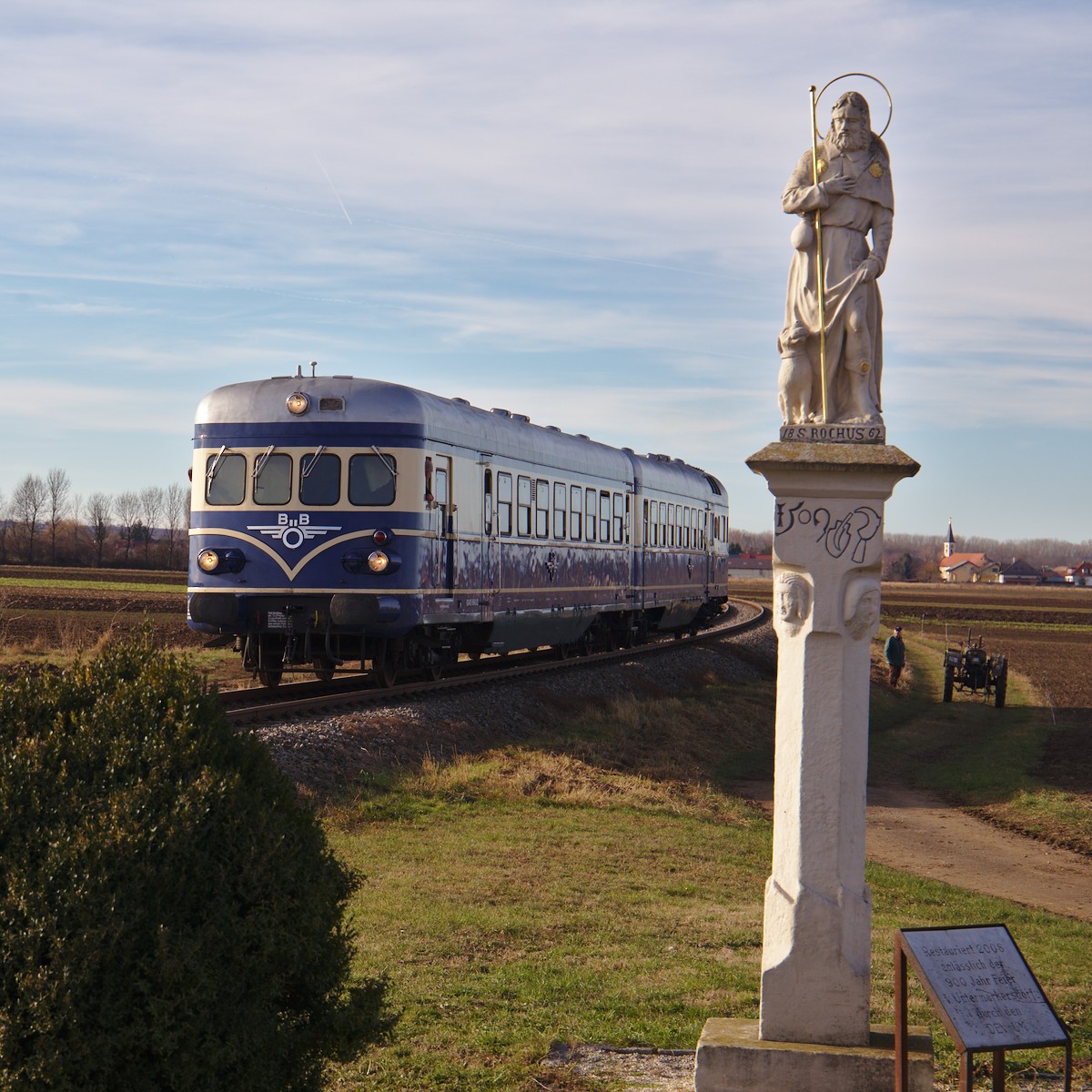 Das Heizhaus Strasshof veranstaltete mit einer zweiteiligen dem Triebwageneinheit bestehend aus dem Motorwagen 5145.11 und Steuerwagen 6645.02 eine Abschiedsfahrt auf der Pulkautalbahn - eine Abschiedsfahrt, die glücklicher Weise keine war, da die Strecke erhalten bleibt. Zu sehen ist der Triebzug in Untermarkersdorf. (10.12.2016)