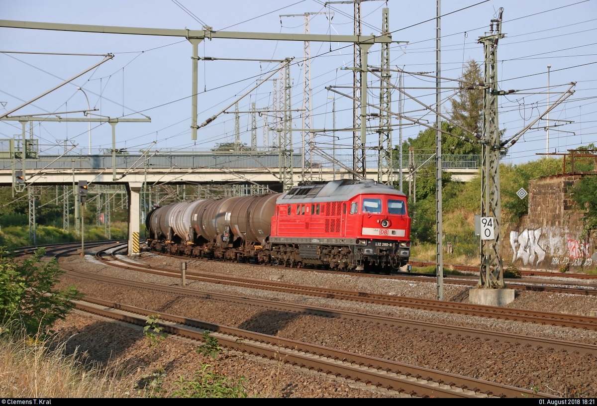 Das Highlight des Abends bildete ein Kesselzug mit 232 280-8 DB, der Lutherstadt Wittenberg Hbf in südwestlicher Richtung bei perfektem Licht durchfährt.
[1.8.2018 | 18:21 Uhr]