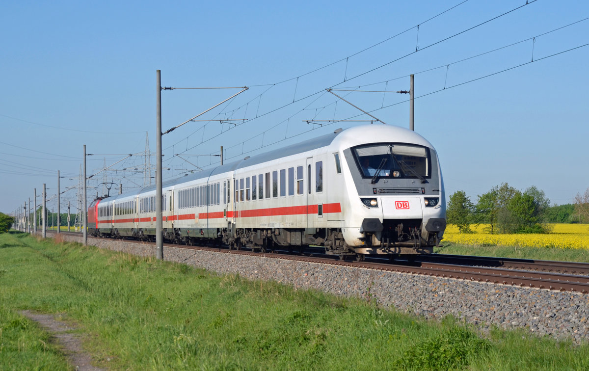 Das IC-Zugpaar IC 2238/2239 ist das letzte Pärchen zwischen Leipzig und Magdeburg welches nicht mit Doppelstockzügen gefahren wird. Am 05.05.18 schiebt 120 113 den IC 2238 durch Braschwitz nach Magdeburg.