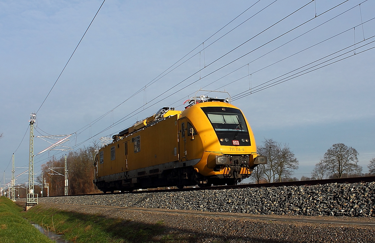 Das Instandhaltungsfahrzeug für Oberleitungen 711 116-4 fährt am 18.01.2014 durch Nassenheide.
Das Fahrzeug wurde 2003 in der der Firma Gleisbaumechanik Brandenburg gebaut.