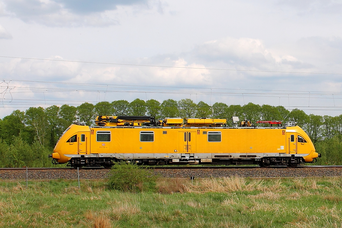 Das Instandhaltungsfahrzeug für Oberleitungsanlagen (IFO) 711 116-4 fährt am 27.04.2018 durch Nassenheide.