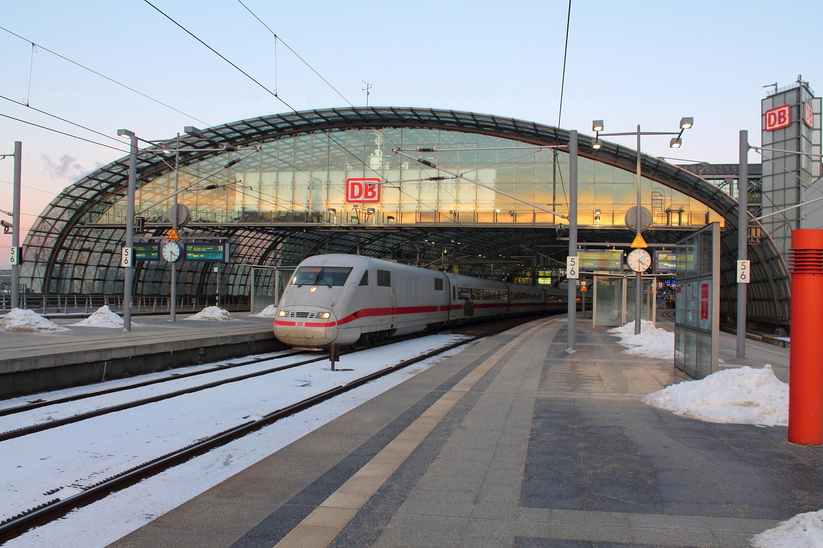 Das letzte Abendrot leuchtet noch auf die Hallenschürze des Berliner Hauptbahnhofs.
Der Tz 152 „Hanau“ fährt als ICE 377 am 22.01.2016 von Berlin Ostbahnhof nach Basel SBB.
