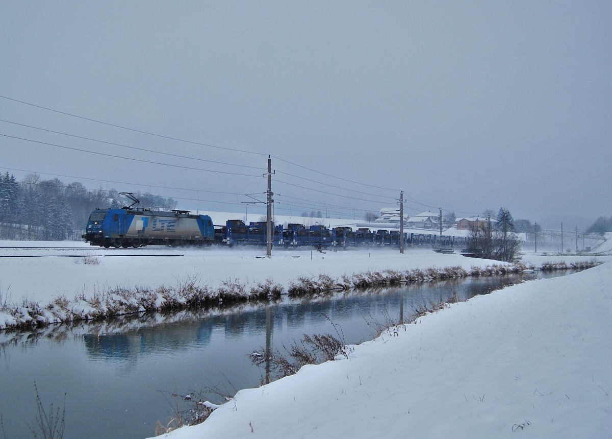 Das Licht war schon sehr knapp als am 26.01.2014 die 185 529 mit einem
Autozug in Wartberg an der Krems durchgefahren ist.