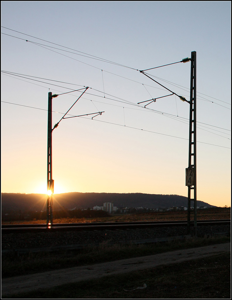 Das Mastenpaar und die verschwindende Sonne -

An der Remsbahn bei Weinstadt-Endersbach.

29.11.2016 (M)