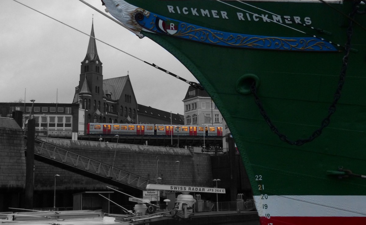Das Museumsschiff Rickmer Rickmers wurde bereits 1896 als Großsegelschiff gebaut und liegt seit 1986 im Hafen. Die Hochbahnstrecke wurde 16 Jahre nach dem Bau des Schiffes, nämlich 1912 eröffnet - die Fahrzeuge natürlich hin und wieder gegen neue Generationen ausgetauscht. Und so treffen sich hier unterschiedliche industrielle Epochen und faszinieren sicher nicht nur uns Bahnverrückte. 8.12.2013, Landungsbrücken Hamburg