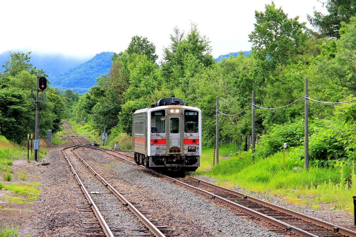 Das nahende Ende des lokalen Verkehrs auf der japanischen Nordinsel Hokkaidô: Auf der wunderschönen Strecke durch die Vulkane ganz im Osten von Hokkaidô trifft man kaum noch Touristen; diese werden mit Bussen auf der parallelen Strasse befördert. Da und dort sieht man Container-Terminals für Landwirtschaftsprodukte, doch auch die Container kommen und gehen per Lastwagen. Bild: KIHA 54 525 von Kushiro nach Abashiri in Midori, 26.Juli 2016. SEMMÔ-LINIE   