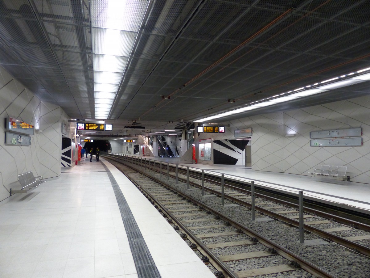 Das Netz aus Wandfliesen findet sich in allen Stationen. Am Tag nach der Eröffnung halfen zahlreiche Security-Mitarbeiter den Fahrgästen. 21.2.2016, Pempelforter Straße, Düsseldorf