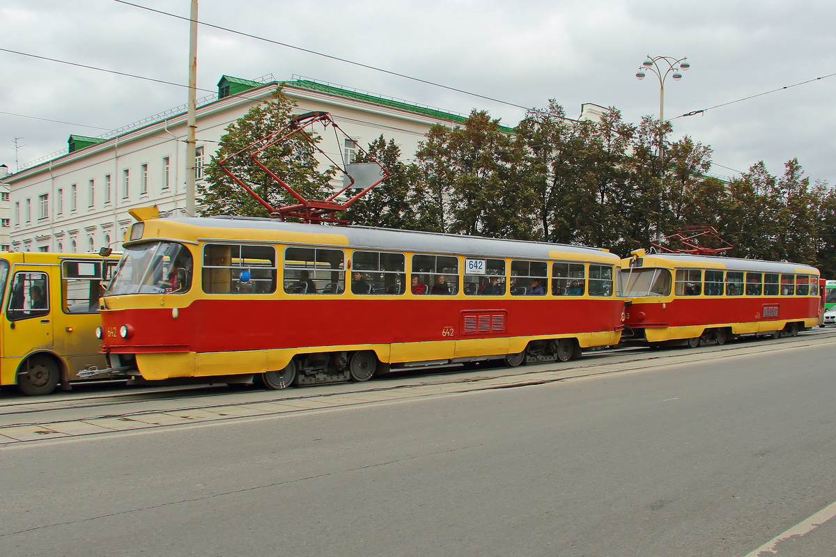 Das Netz der Straßenbahn von Jekaterinburg umfasst 180 Kilometern und 29 Linien. Hier Straßenbahn 642, nahe dem Sewastjanow-Haus in Jekaterinburg am 12. September 2017.