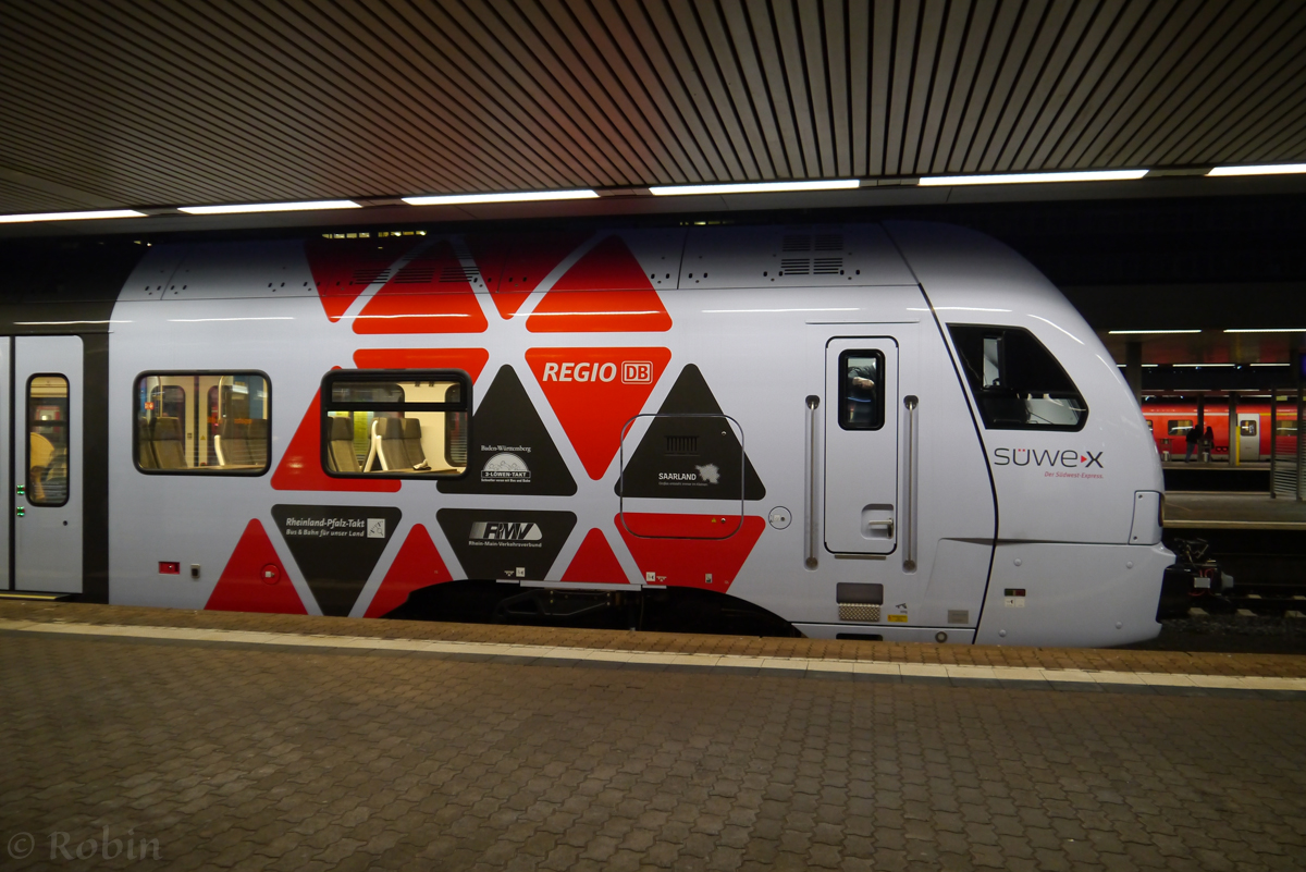 Das neue DB-Design für die FLIRT3 für DB Regio Südwest unterscheidet sich deutlich vom dem Standard-verkehrsrot.

(429 116-7, Saarbrücken, 06.12.14)
