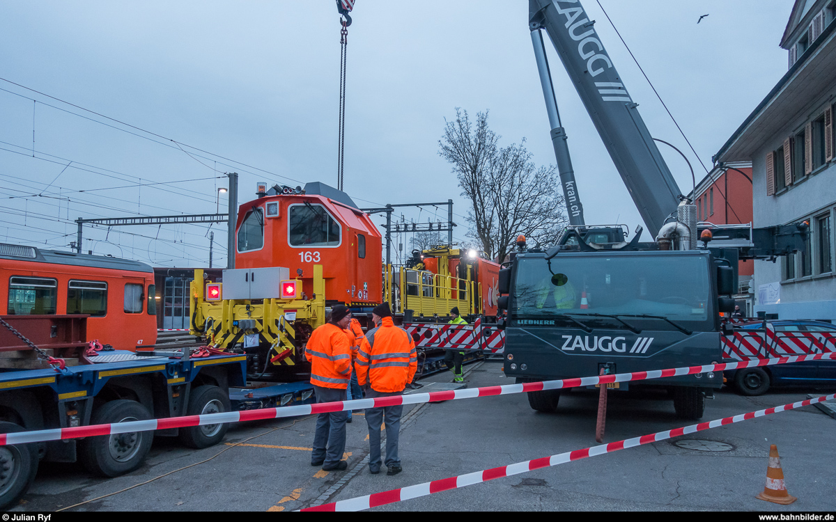 Das neue Mess- und Fahrleitungsfahrzeug XTmf 163 des RBS wird am 14. Dezember 2018 in Solothurn abgeladen. Als Messfahrzeug ersetzt es unter anderem das Pendler-Pintli, welches demnächst verschrottet wird.