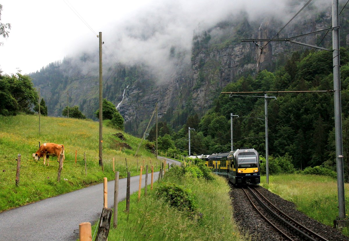 Das neue Rollmaterial der Berner Oberland Bahn: Dreiteiliger Steuerwagen 431 mit dreiteiligem Triebwagen 321 im Abstieg unterhalb Burglauenen. 29.Mai 2018 