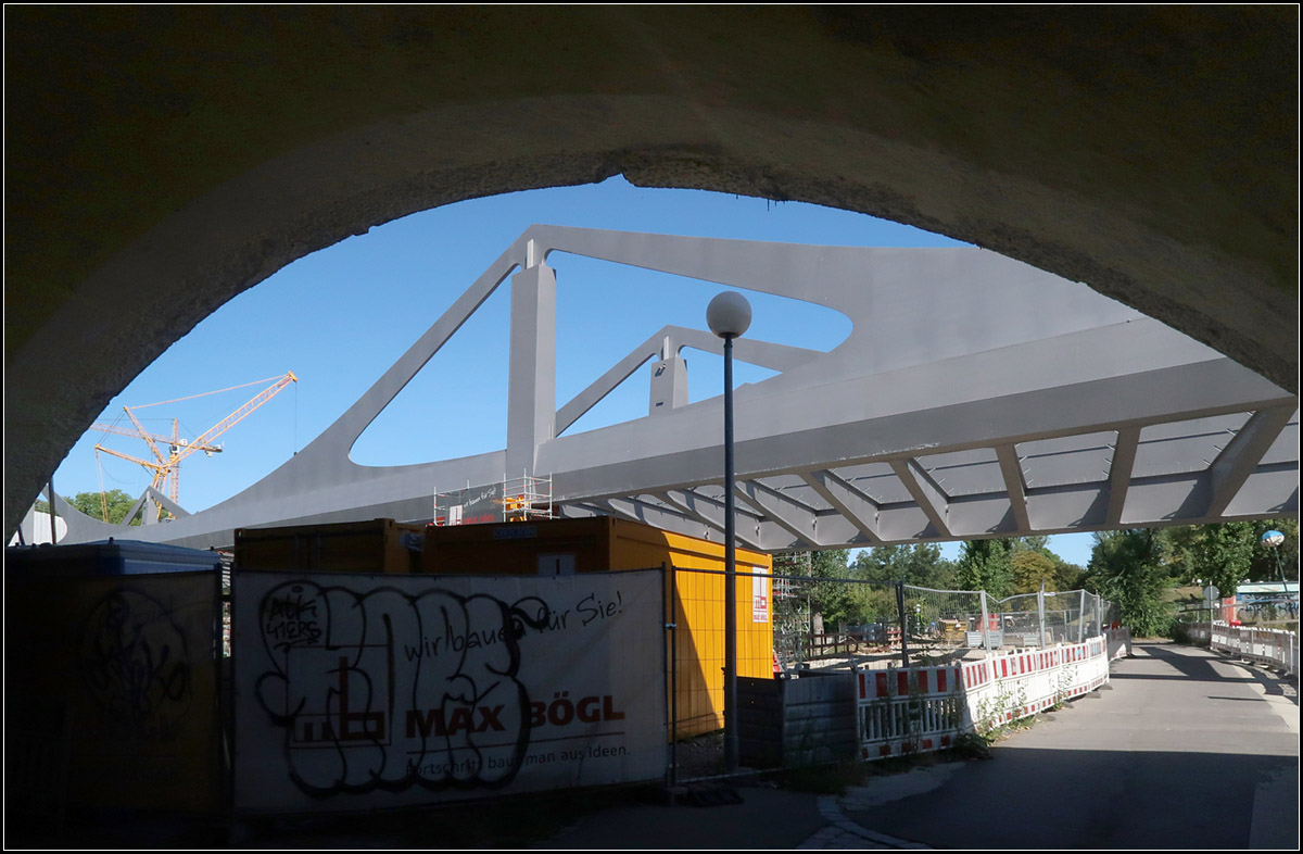 Das neue Stahlsegel im alten Betonbogen -

Blick von unterhalb der jetzigen Bahnbrücke zur neuen Neckarbrücke in Stuttgart-Bad Cannstatt.

12.08.2018 (M)